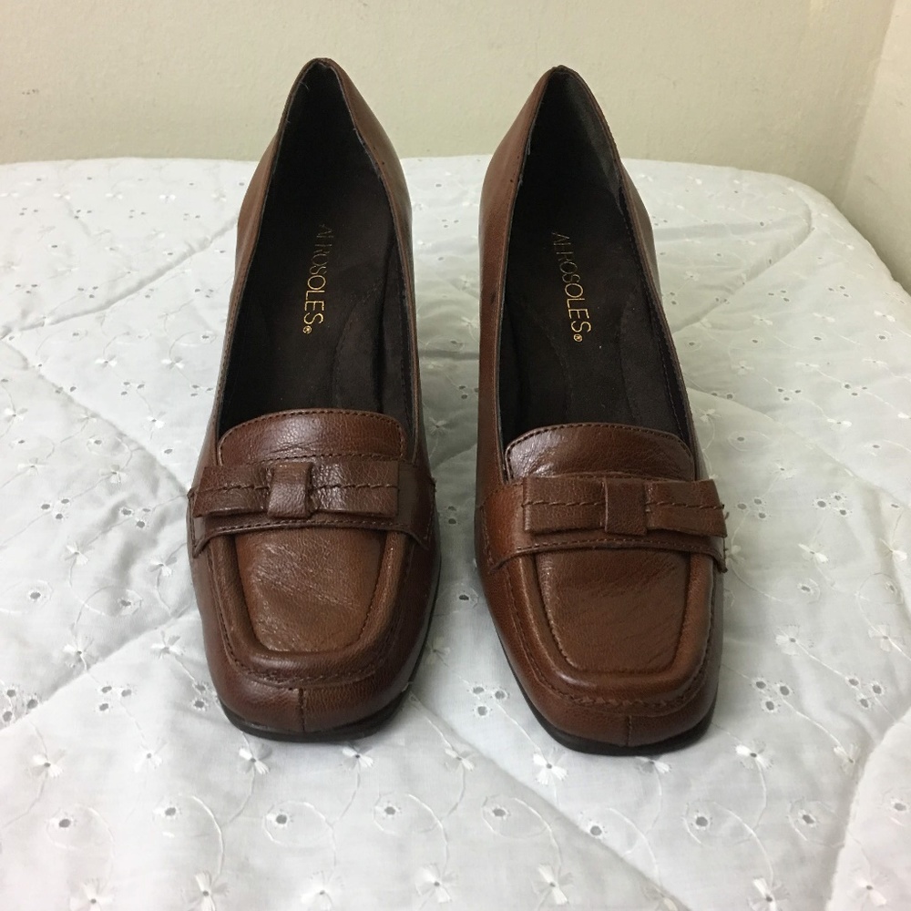 Aerosole  dark tan leather pump size 6M